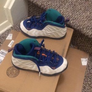 Nike Foam size 2 wht/blue